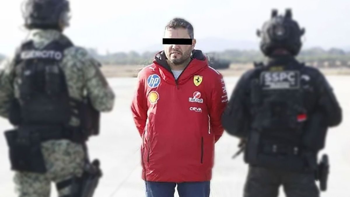 Escándalo en Tequila: alcalde capturado en su casa y colaborador apunta con pistola a marinos